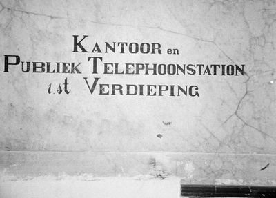 845387 Afbeelding van de tekst 'Kantoor en Publiek Telephoonstation 1st Verdieping' op een muur in de voormalige Grote ...